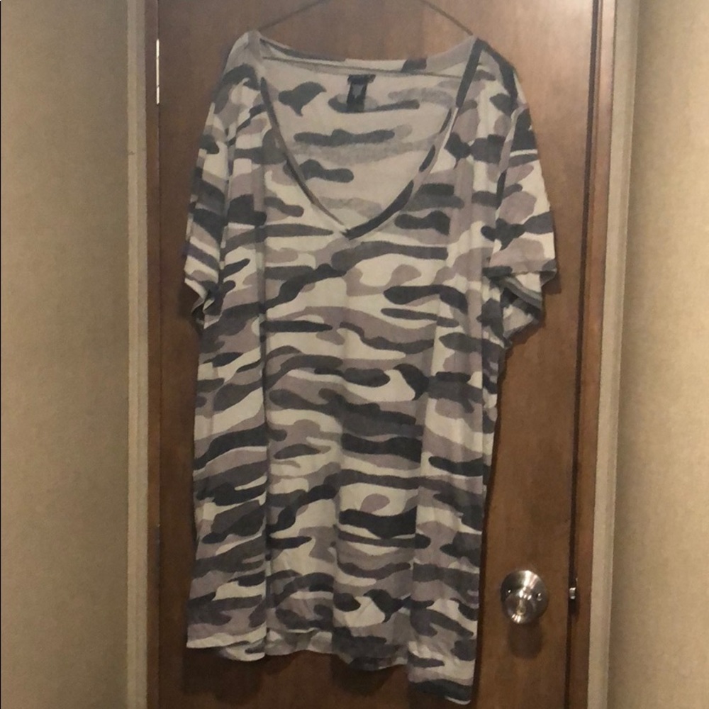Torrid Size 5 Vneck camo tee